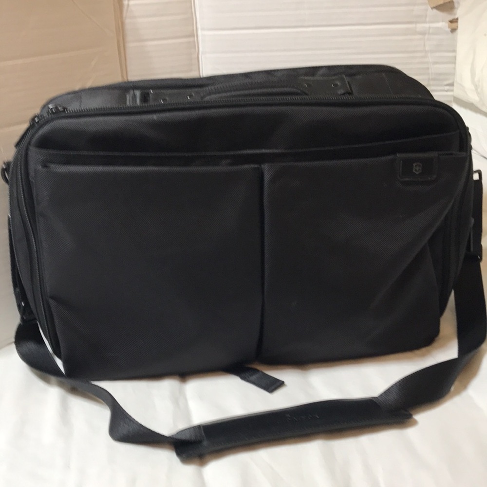 Victorinox nylon multi compartments padded expandable weekender/carry on. EUC